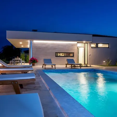 Villa Viviana Valbandon Heated Pool *