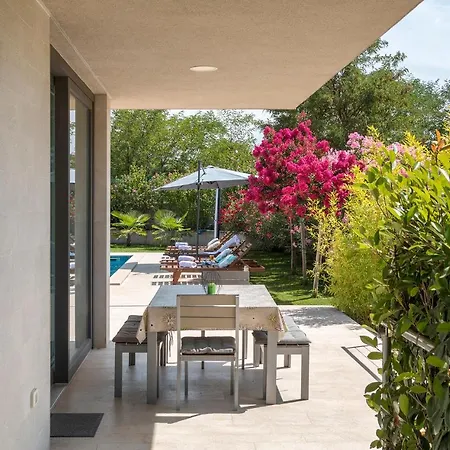 Villa Viviana Valbandon Heated Pool *