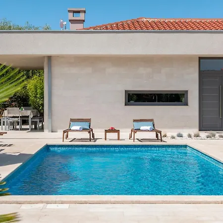 Viviana Valbandon Heated Pool Villa *