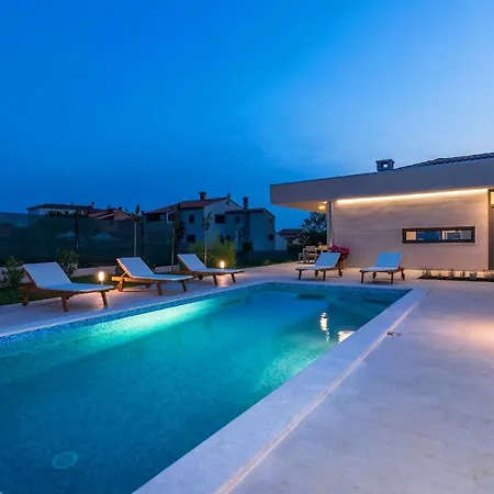 Viviana Valbandon Heated Pool Villa Fažana