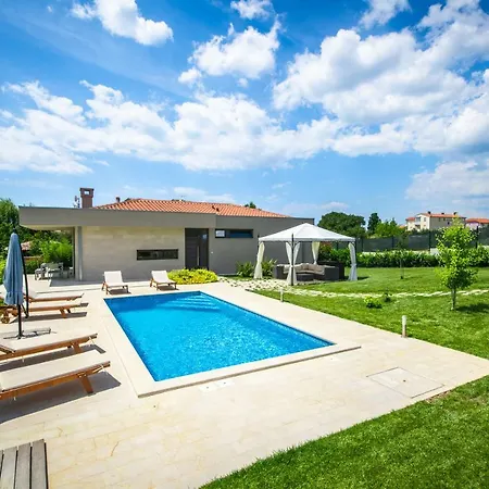 Viviana Valbandon Heated Pool Villa